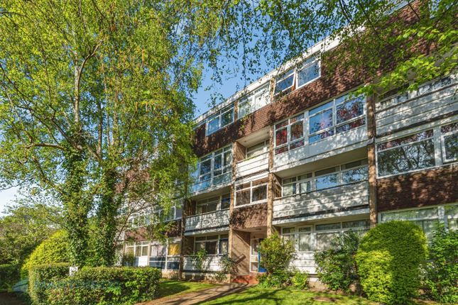 2 bed property, in Hillview Court, £252,500