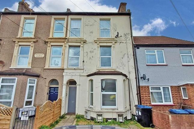 1 bed property, in Newhaven Road, £20,000