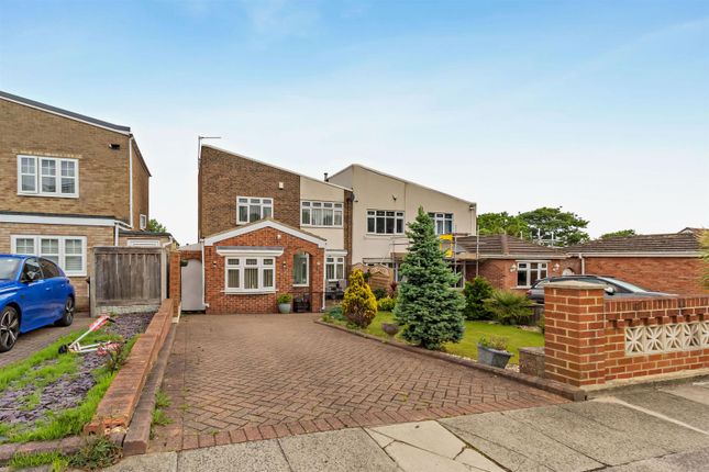 3 bed property, in St. Andrews Grove, £165,000