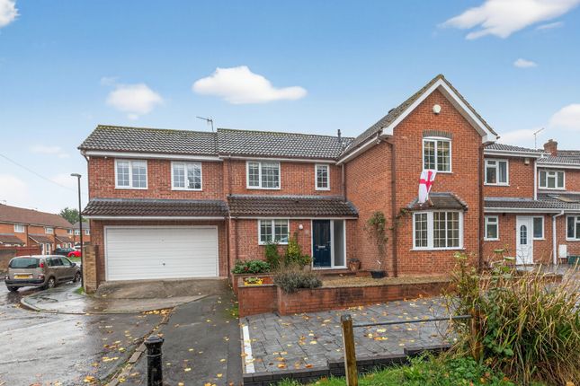 4 bed property, in Portmeirion Close, £480,000