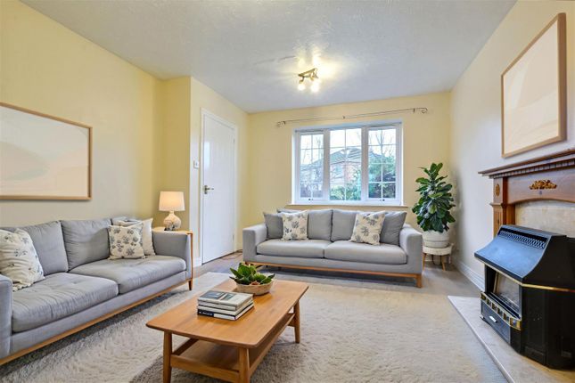 3 bed property, in Leafe Close, £245,000