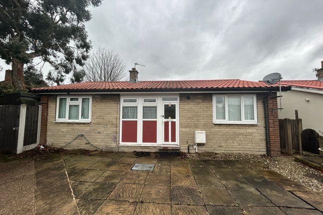 2 bed property, in Farm Close, £135,000