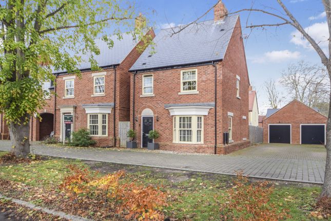 3 bed property, in Lamb Close, £390,000