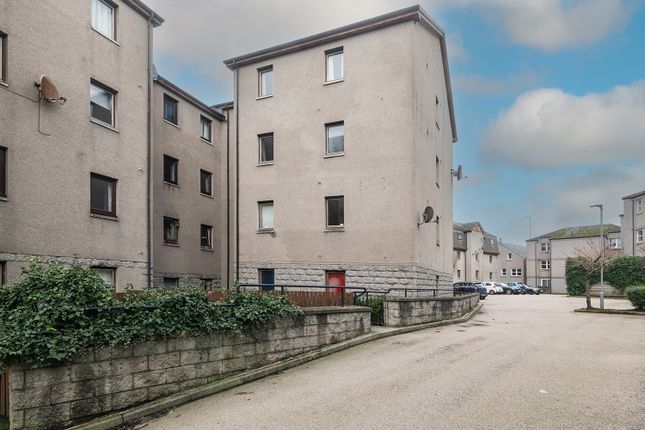 2 bed property, in Union Glen, £88,000