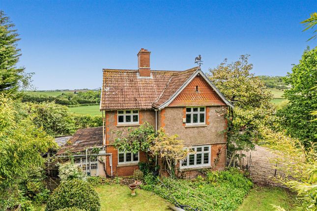 3 bed property, in Hornhill, £300,000