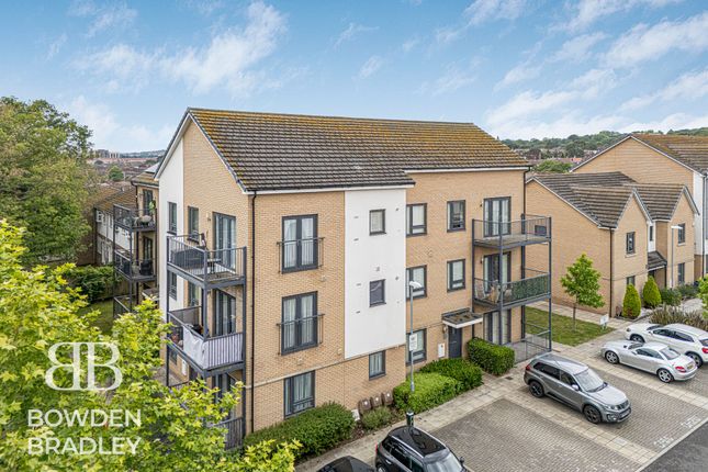 2 bed property, in Reservoir Way, £300,000