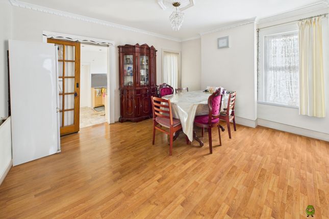 3 bed property, in Sandford Road, £425,000