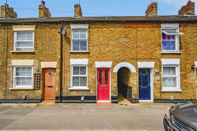 2 bed property, in Dunstable Road, £200,000