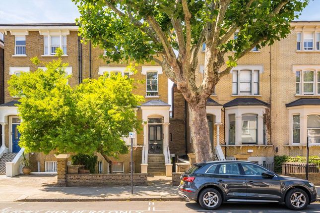 1 bed property, in Randolph Avenue, £725,000