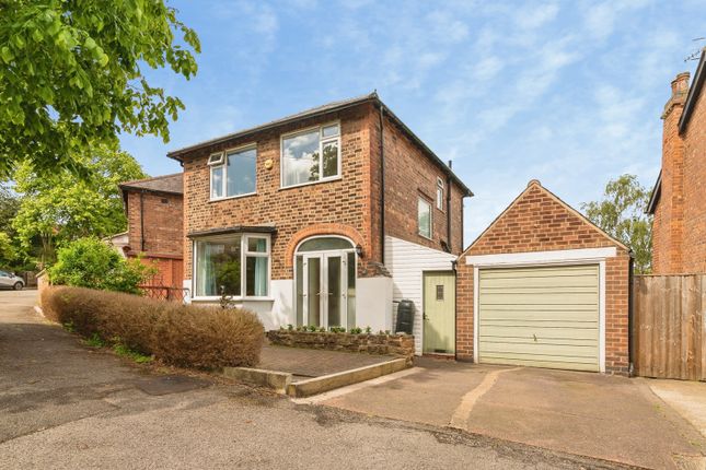 3 bed property, in The Crescent, £300,000
