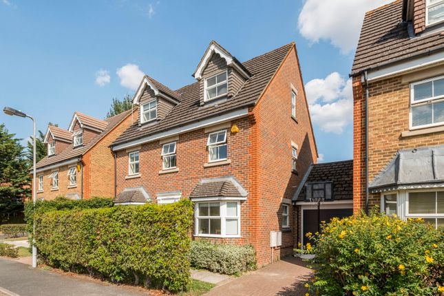 5 bed property, in Stirling Avenue, £950,000