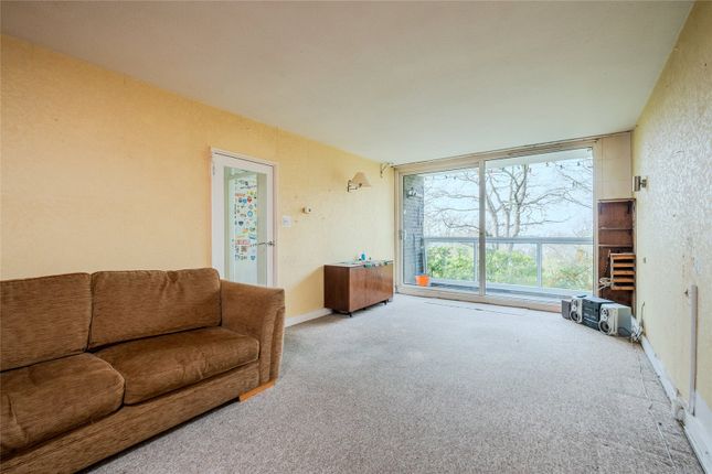 1 bed property, in Leigham Court Road, £250,000
