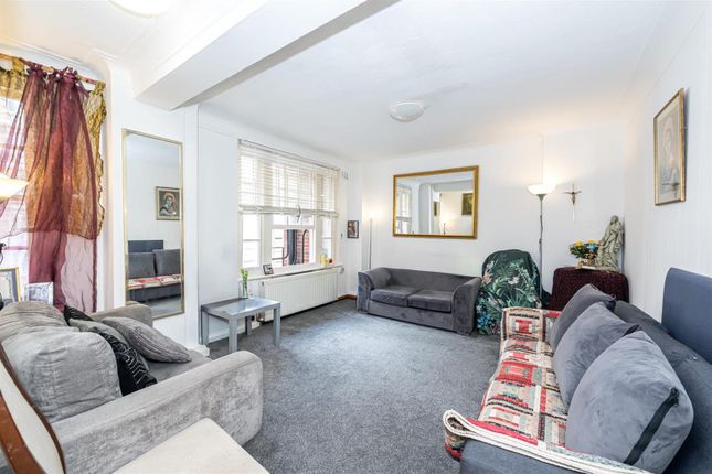 1 bed property, in Park West Place, £389,000