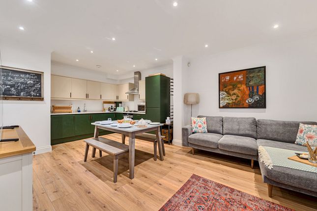 2 bed property, in Courtview House, £650,000