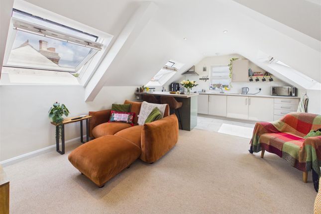 1 bed property, in Cambridge Road, £240,000