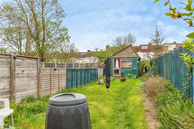 2 bed property, in Gillingham Road, £250,000