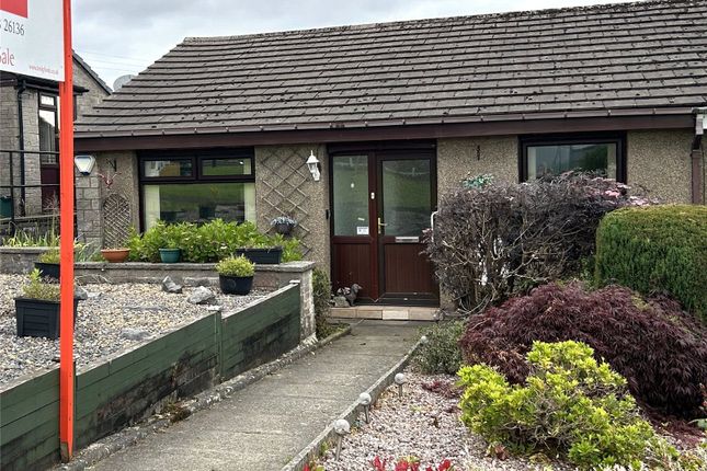 2 bed property, in Knowles Crescent, £200,000