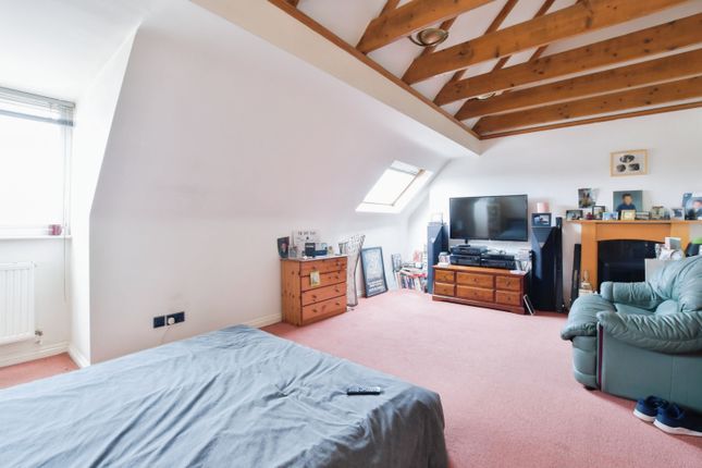4 bed property, in Ringwood Road, £210,000