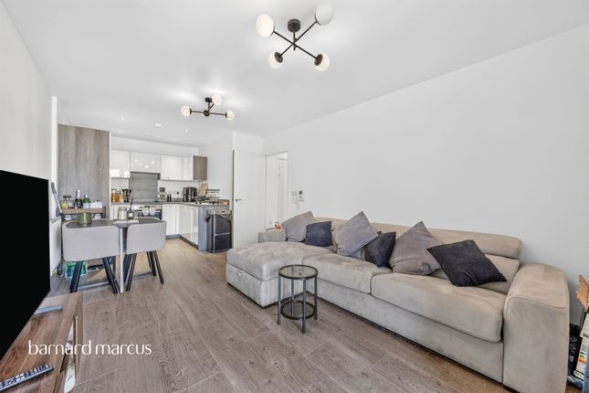 1 bed property, in Connersville Way, £220,000