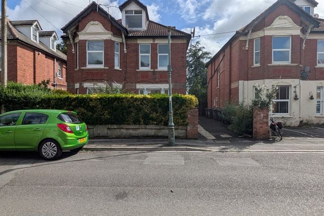 1 bed property, in Hamilton Road, £65,000