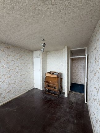 2 bed property, in London, £275,000