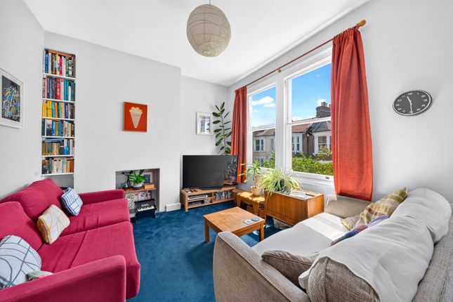 2 bed property, in Barretts Grove, £675,000