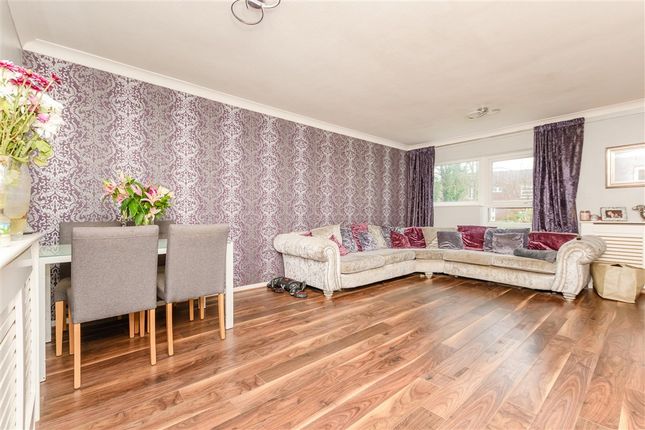 3 bed property, in Foxbury, £300,000