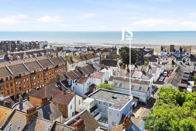 2 bed property, in Western Row, £350,000