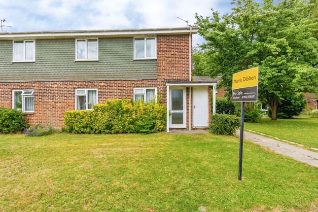 2 bed property, in Campion Way, £240,000