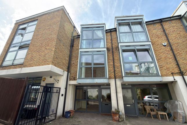 2 bed property, in 12 Isabella Mews, £440,000