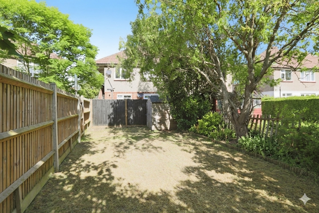 2 bed property, in Victoria Close, £260,000