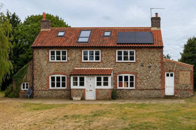 5 bed property, in Baconsthorpe Road, £675,000