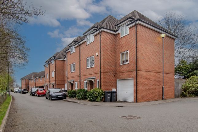 2 bed property, in Maypole Close, £126,000