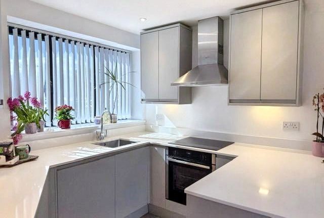 2 bed property, in The Broadway, £285,000