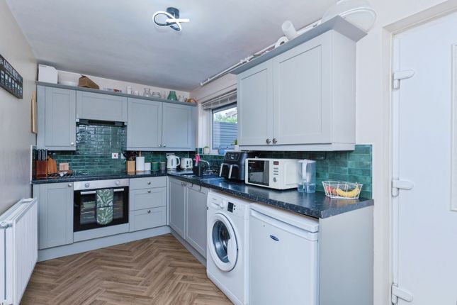 2 bed property, in Featherstone Drive, £210,000