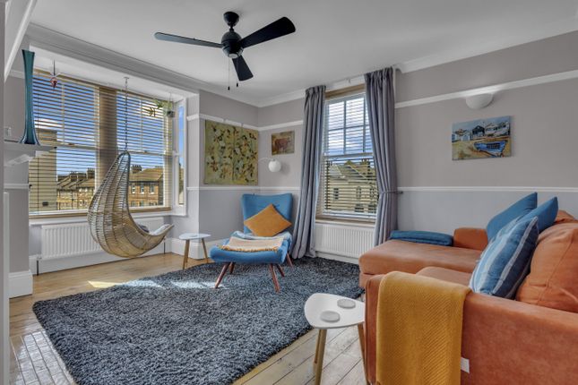 2 bed property, in William Street, £240,000