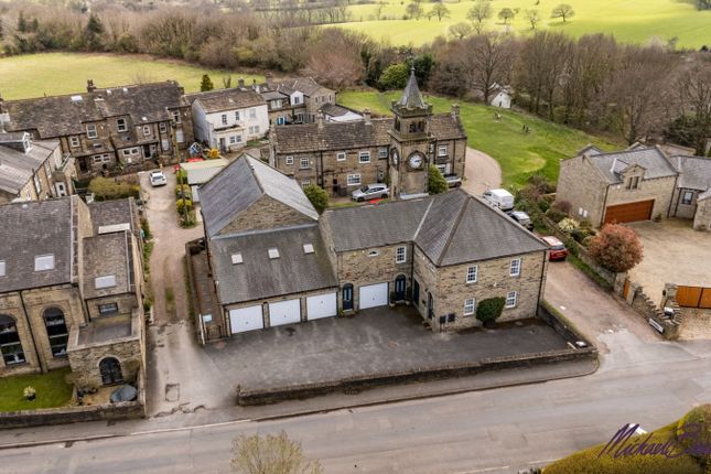 2 bed property, in Village Street, £270,000
