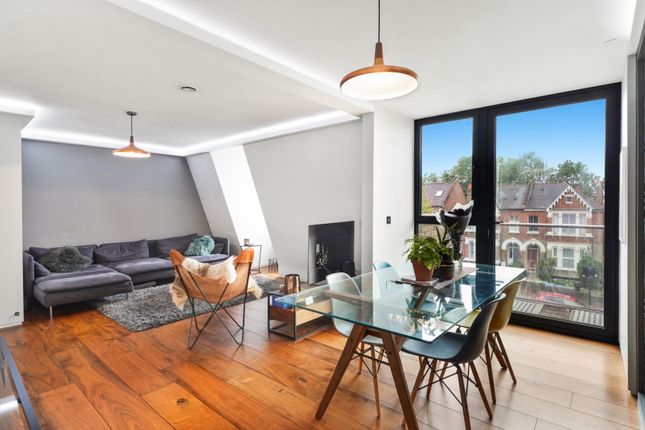 2 bed property, in Lordship Lane, £600,000