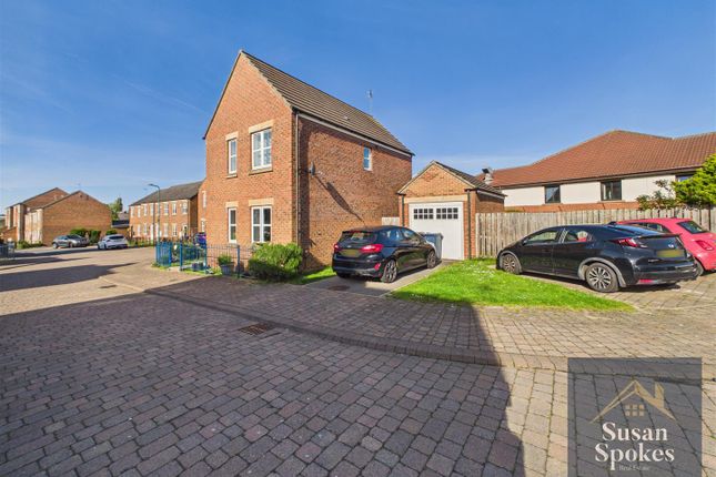3 bed property, in Frost Mews, £270,000