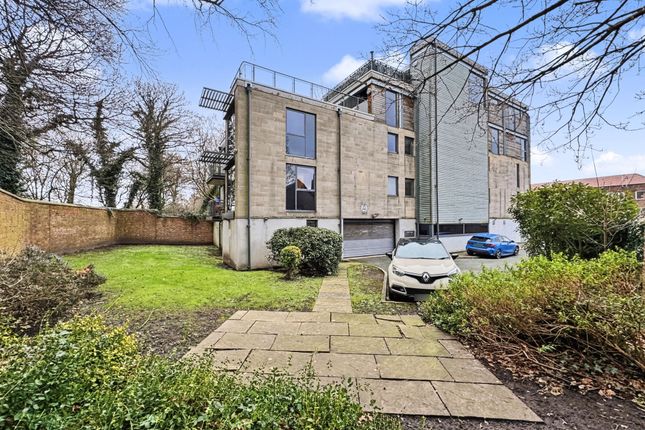 2 bed property, in Heaton Lodge, £215,000