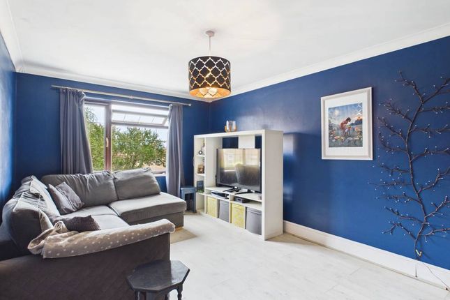 3 bed property, in Cade Close, £400,000