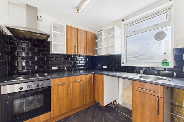 2 bed property, in Main Road, £195,000