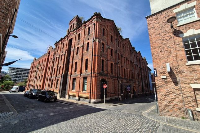 2 bed property, in Henry Street, £90,000