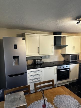 2 bed property, in Stuart Court, £135,000