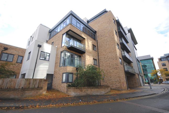 2 bed property, in Gartlett Road, £320,000
