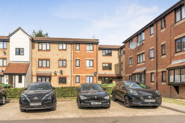 1 bed property, in Magpie Close, £200,000