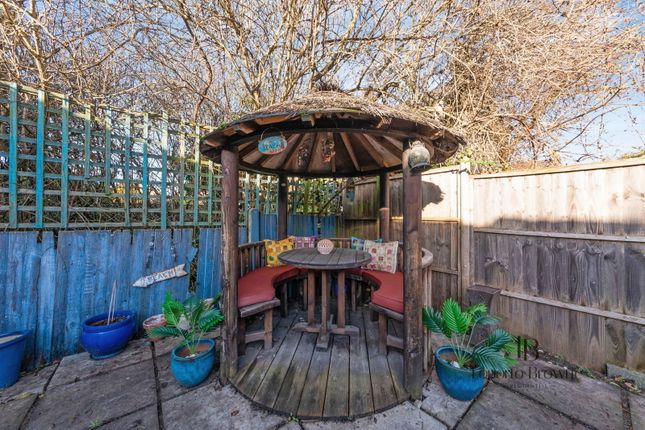 1 bed property, in Hamilton Road NW10, £350,000