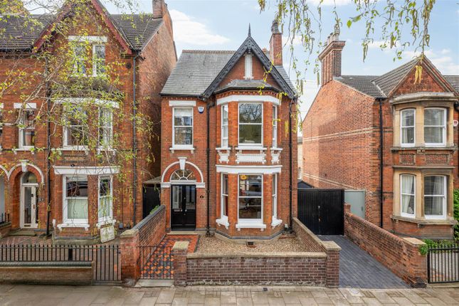 5 bed property, in Waterloo Road, £825,000