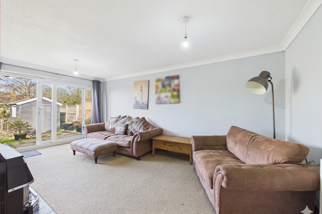 2 bed property, in St. Andrews Road, £240,000