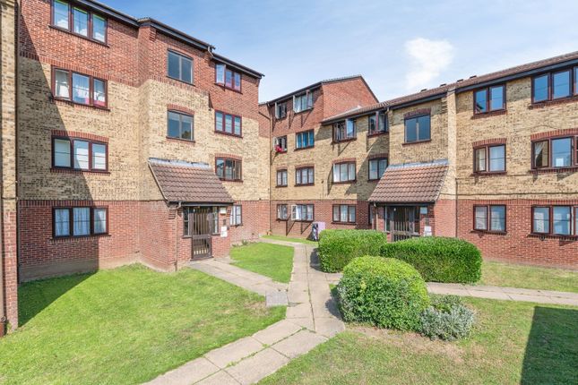 1 bed property, in Conway Gardens, £140,000